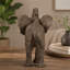 Statue d'éléphant décorative : Sculpture Feng Shui pour espace de méditation - Figurine réaliste d'éléphant en polyrésine marron avec trompe levée, idéale pour la décoration d'une salle de yoga ou d'un bureau.