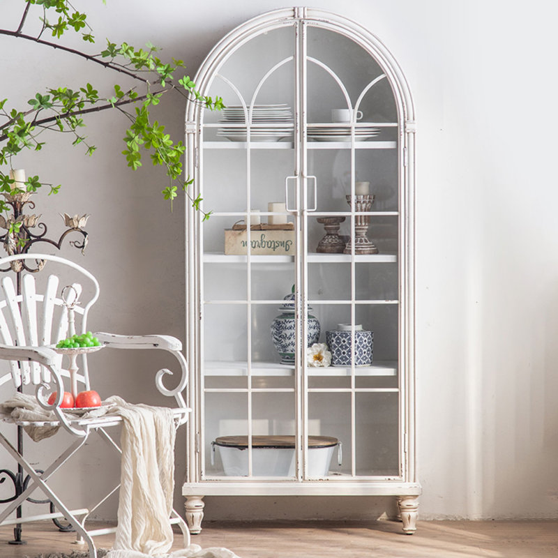 Blanc massif + bois manufacturé + vitrines