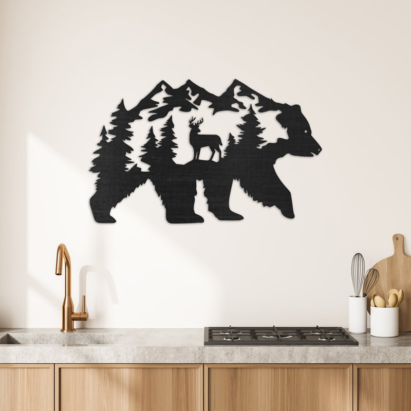 Art mural en forme d'ours avec arbres, paysage de montagne et cerfs - ACM, H 20 po x l 32 po x P 0,25 po, Argent