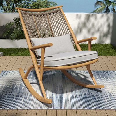 Chaise berçante d'extérieur - Structure en fer robuste au fini érable, dossier en rotin PE gris et coussin gris clair