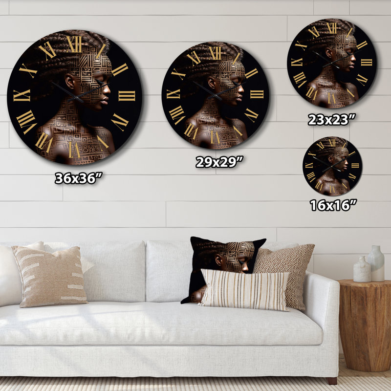 Portrait d'une magnifique horloge murale en métal, Grand