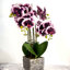 Faux orchidée mauve avec pot de fleurs en brique grise-108684991