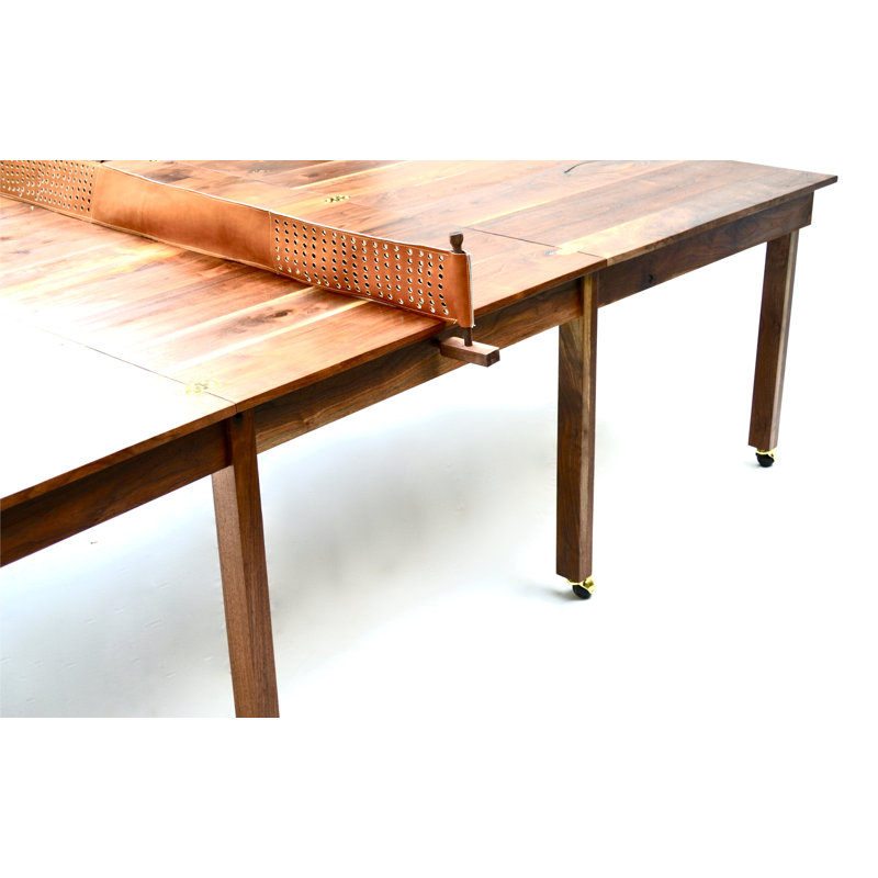 Table de tennis de table avec raquettes