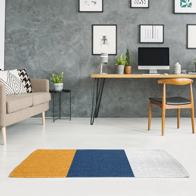 Tapis rayé doré / bleu marine