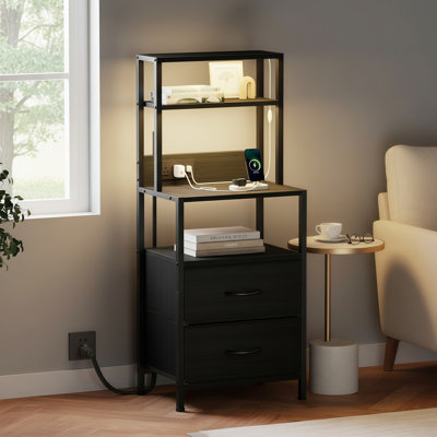 Grande table de chevet en chêne noir avec station de charge, ampoule, tablette à quatre niveaux et deux tiroirs en tissu; Convient à la chambre et au bureau.