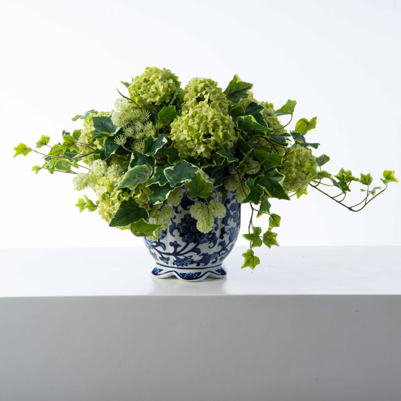 Boule de neige verte et arrangement floral de viorne avec printemps lierre en pot chinois et bleu
