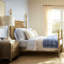 Lit confortable grand avec pattes tournées et matelas compatibles
