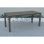 Une table de salle à manger en imitation bois texturée en bois, simple mais avec une sensation de haute qualité. Il a un petit plateau de table et est parfait pour les pique-niques en plein air. Gris anthracite, 68,9 pouces