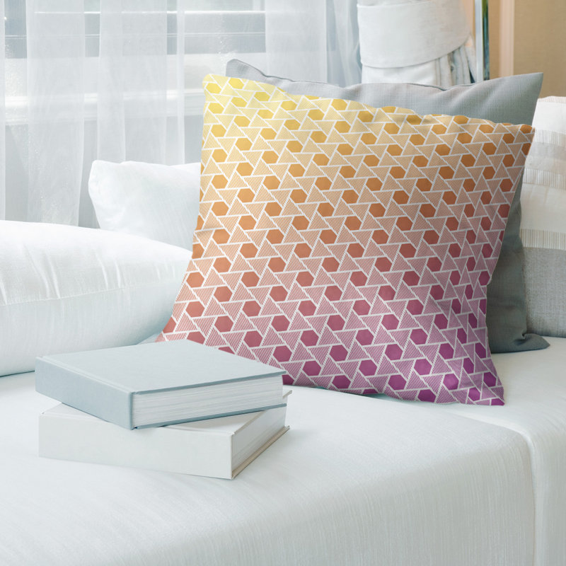 Coussin décoratif hexagonales et triangles, 14 po x 14 po, Pas de bourre, Jaune / Mauve