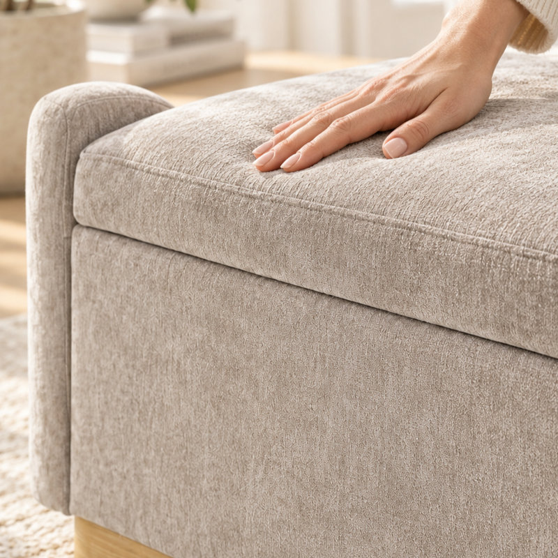 Banc coffre Canterbury avec revêtement en tissu chenille, piètement en métal doré, charnière de sécurité et structure en pin.