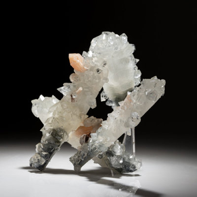 Apophyllite verte avec calcite et stilbite sur une matrice de Jalgaon, Maharashtra, Inde