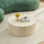 Table basse en faux travertin avec motif en relief accrocheur