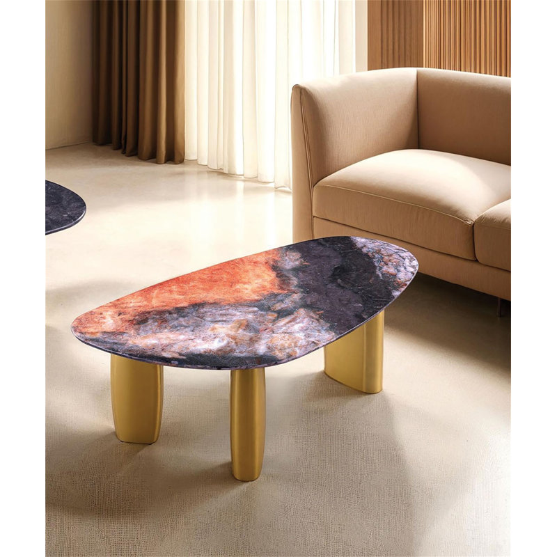 Table basse 1pc de style contemporain avec plateau en pierre frittée, pieds dorés, coins doux, finition noire et or mat