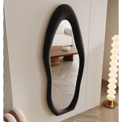 Miroir pleine longueur 63 po x 24 po, miroir ondulé irrégulier, miroir de plancher arqué, miroir mural suspendu ou appuyé contre le mur pour la chambre à coucher, miroir en bois enveloppé de flanelle
