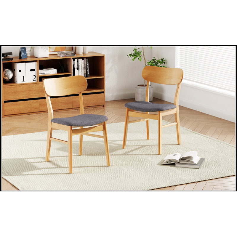 Chaise de salle à manger confortable en tissu avec coussin épais et structure en bois robuste, parfaite pour les repas élégants et confortables.