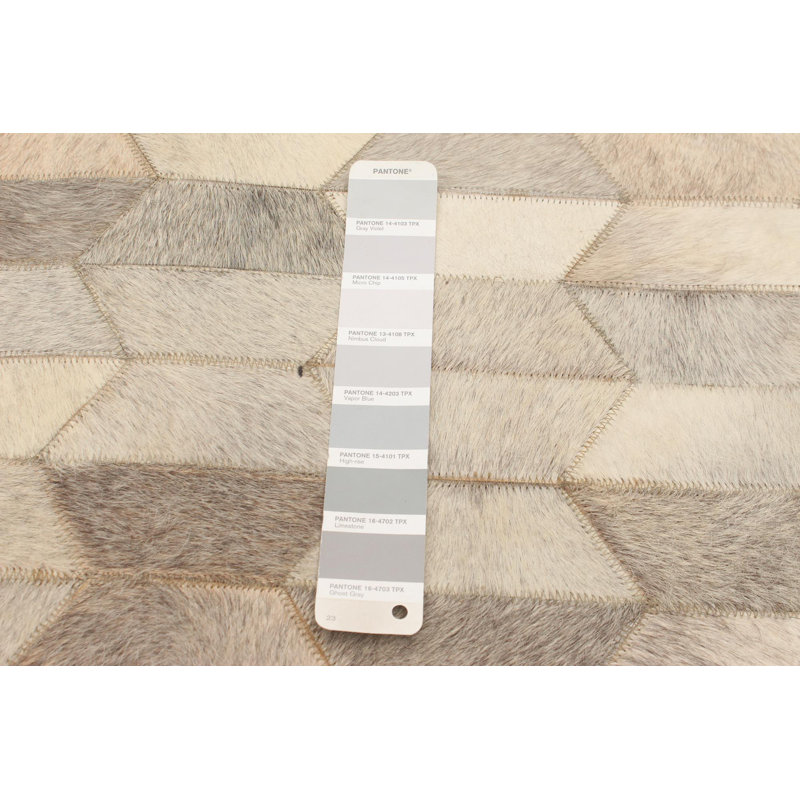 Tapis gris clair / beige en cuir de vache fabriqué à la main Setauket