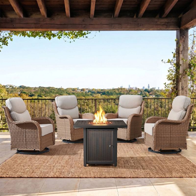 Ensemble de conversation extérieur en osier pour 4 personnes avec 4 chaises pivotantes et un foyer