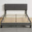 Structure de lit plateforme très grand avec tête de lit tapissier, tissu gris foncé, support en lattes de bois, chambre à coucher, style moderne-532467692