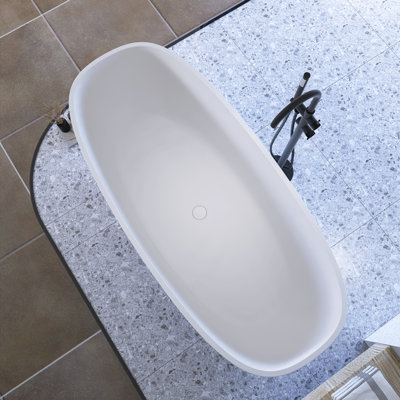 Baignoire de trempage autoportante à surface solide de 67 po en blanc mat