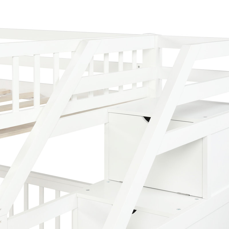 Lit mezzanine simple au-dessus d'un lit double blanc, escalier et lit avec rangement pratique pouvant accueillir 3 personnes confortablement,