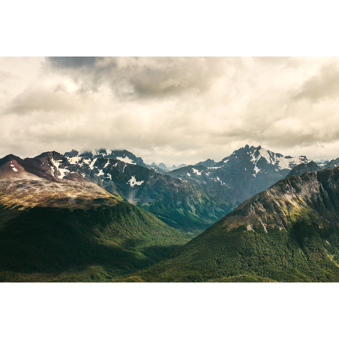 Ushuaia Nature Landscape, Patagonien, Argentinien von Marco_Piunti - Kunstdrucke