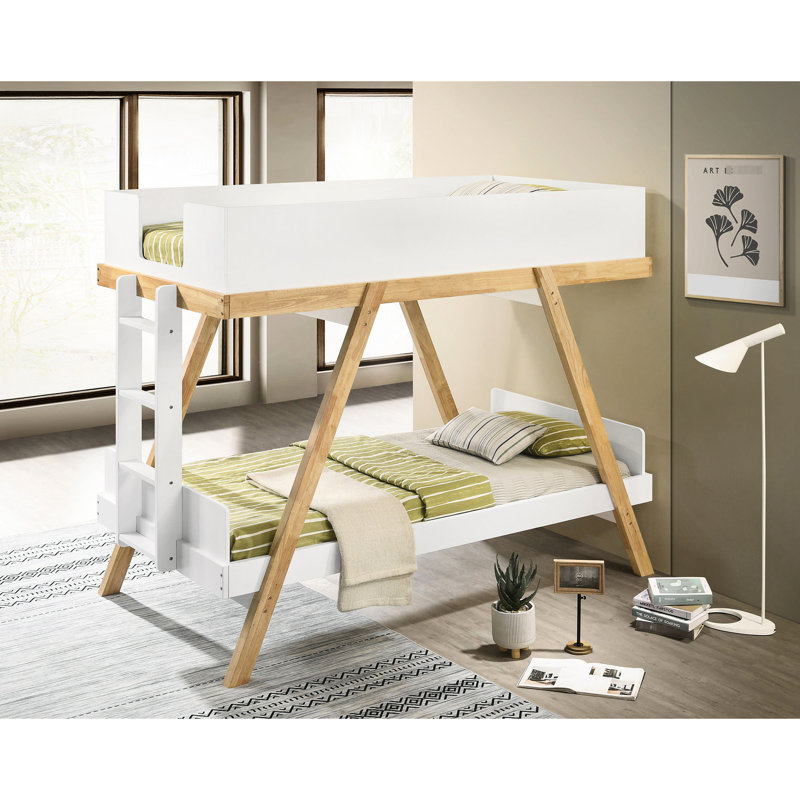 Lit superposé simple au-dessus moderne avec finition blanche, éléments rustiques et contemporains, tréteaux angulaires attachés en blanc éclatant, attrait, accents de bois naturel, rails pour les frères et sœurs