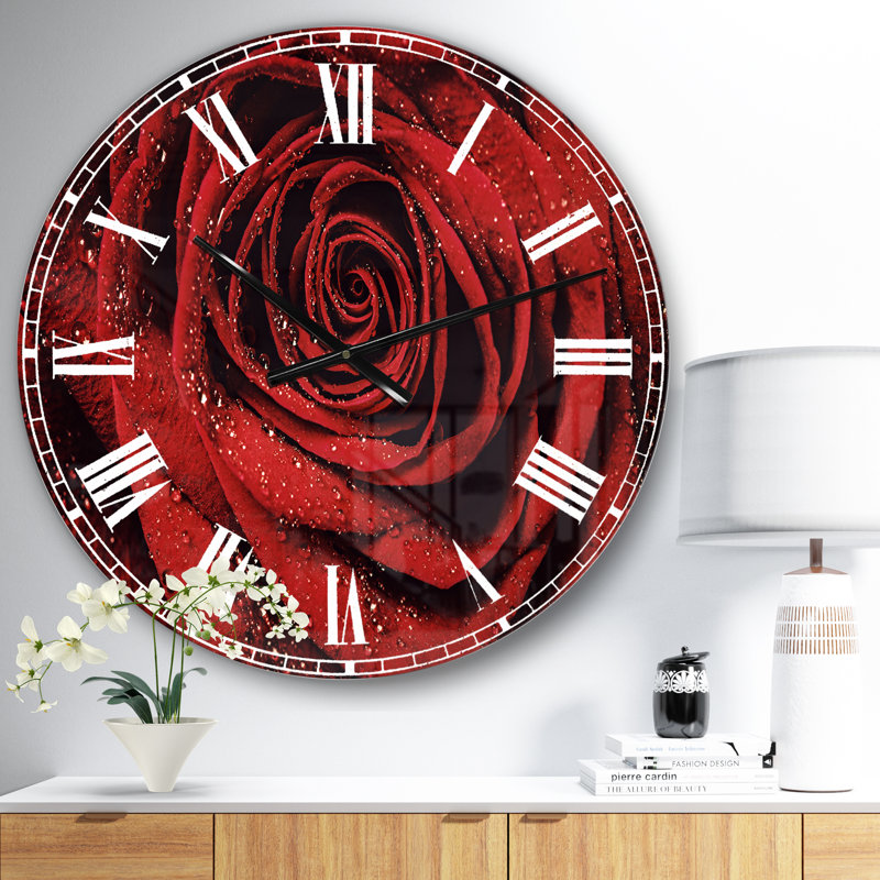 Horloge murale moderne pétales de rose rouge avec gouttelettes de pluie, Moyen