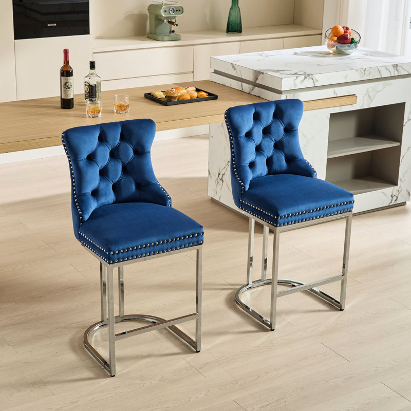 Paquet de 2 tabourets de bar de 25 po de hauteur comptoir, dossier en velours moderne et garniture de rivets, base en métal pour les chaises d'îlot de salle à manger, 2 tabourets bleus, avec siège à garniture, tables chromées robustes