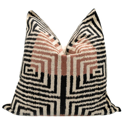 Coussin décoratif en velours de soie fait à la main avec insert en duvet de plumes Canvello - motif labyrinthe en noir, gris et terre cuite - 22 po x 22 po