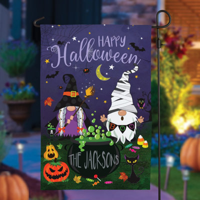 Drapeau de jardin gnome d'Halloween personnalisé - drapeau de gnomes de sorcière et de maman avec nom de famille