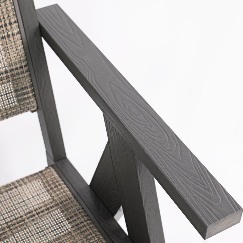 Chaise de salle à manger Hips avec assise tressée confortable, gris anthracite, adaptable à plusieurs ambiances, idéale pour un décor nordique de style chalet.
