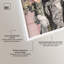 Art mural glamour «Frenchie with Bouquet Shadowbox» par Art Remedy, cadre blanc, 25 x 37-1620671065-1620671064
