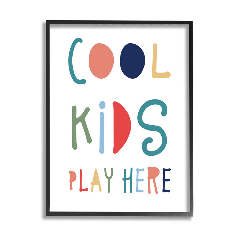 Cool Kids Play Here Sign Playful Block par Natalie Carpentieri - Art textuel, H 30 po x l 24 po, Giclée encadrée noir minuit