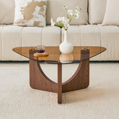 Table basse vintage rétro avec plateau en verre de couleur thé et pieds en noyer