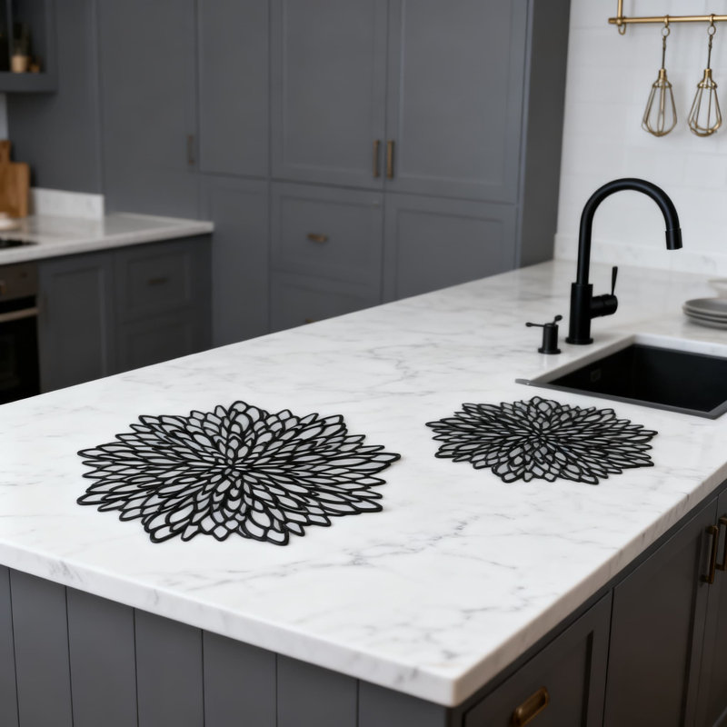 Ensemble de 12 napperons en vinyle noir avec motif floral, lavable et réutilisable pour la protection de la table de salle à manger et la décoration pour les vacances et les occasions spéciales