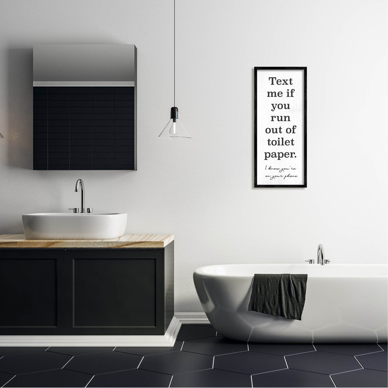 «Text Me Bathroom Humor», art mural texturé par Daphne Polselli, H 30 po x l 13 po x P 1,5 po, Giclée encadrée noir minuit