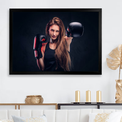 Belle femme portant des gants de boxe sur toile