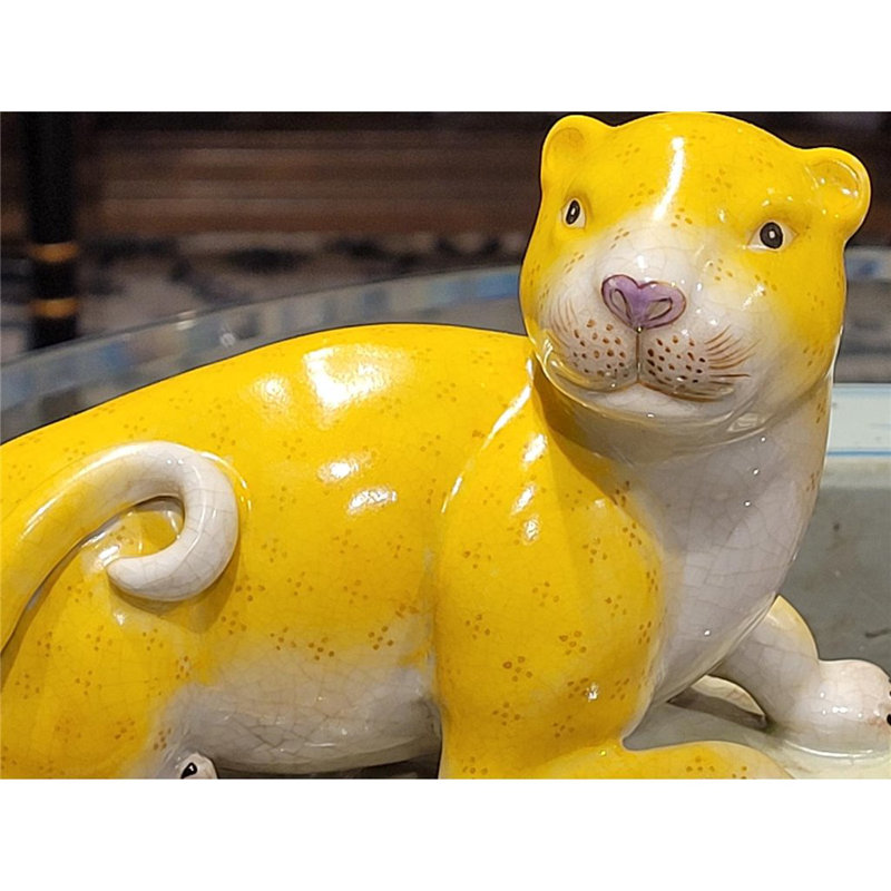 Paire de léopards en porcelaine