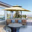 Parasol de patio en porte-à-faux de 10 pi avec lumières solaires à DEL et banc d'alimentation Outsunny