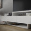 Meuble télé minimaliste moderne pour téléviseur de 65 po ou moins Dessein-74423381