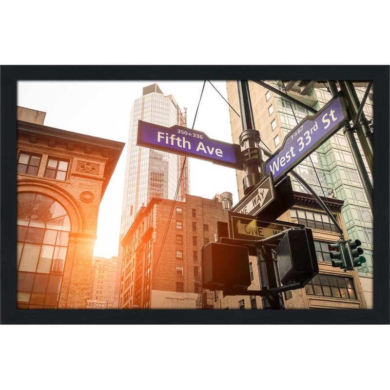 «Fifth and West 33rd», reproduction de photo encadrée, H 27,5 po x l 39,5 po x P 0,75 po, Cadre espresso