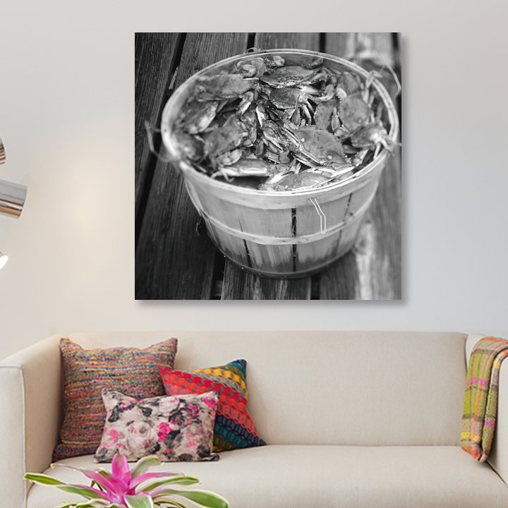 Vue à angle élevé de crabes dans un panier par Panoramic Images - Impression sur toile tendue sur châssis, Toile tendue
