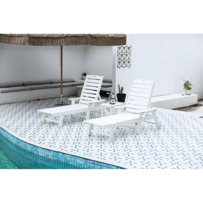 Méridienne All Weather Coastal, blanche, avec table d'appoint et sièges de plage 5 angles élargis