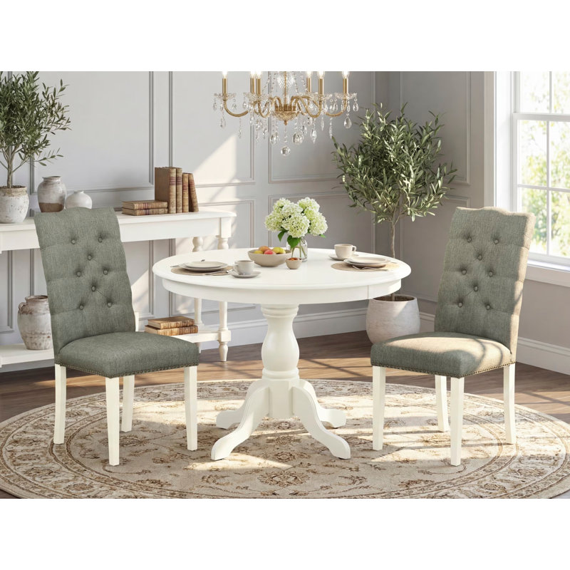 L'ensemble de 3 tables de salle à manger modernes comprend une table ronde en bois avec un piédestal et 2 chaises Parson rembourrées en tissu gris, blanc lin