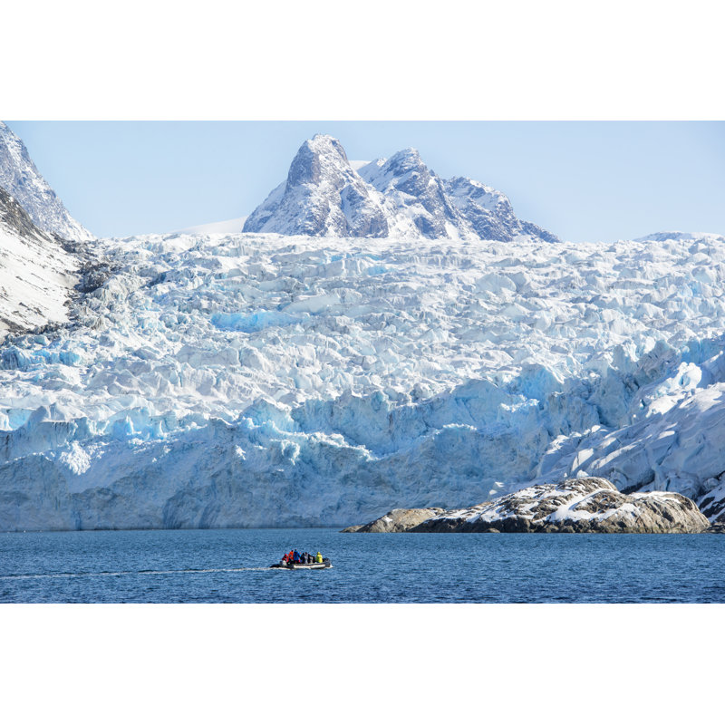 Zodiac en bateau devant un glacier au Groenland par Guenterguni, H 32 po x l 48 po