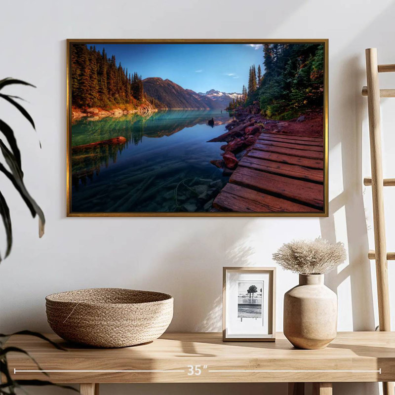 Lac de montagne aux couleurs vives, Cadre flottant doré, 25 po x 17 po