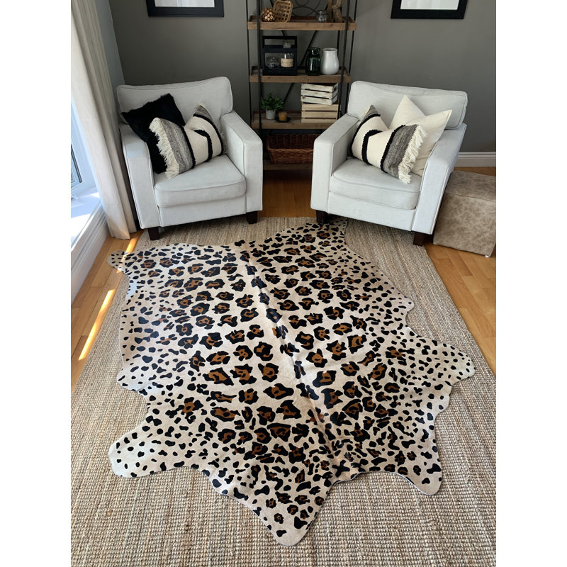 Tapis beige en cuir de vache imprimé à la main Jaguar