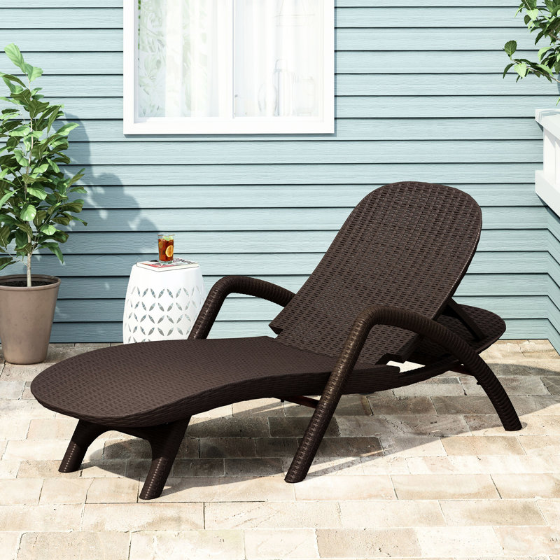Chaise longue en brun foncé - Matériau en polypropylène, texture 3D - Look, intempéries - pour patio et cour arrière, détails fabriqués à la main, construction en résine à assembler requise, patio, nécessaire