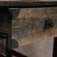 Table d'appoint rustique avec plateau spacieux, tiroir coulissant et grande tablette ouverte pour un rangement et un décor polyvalents.