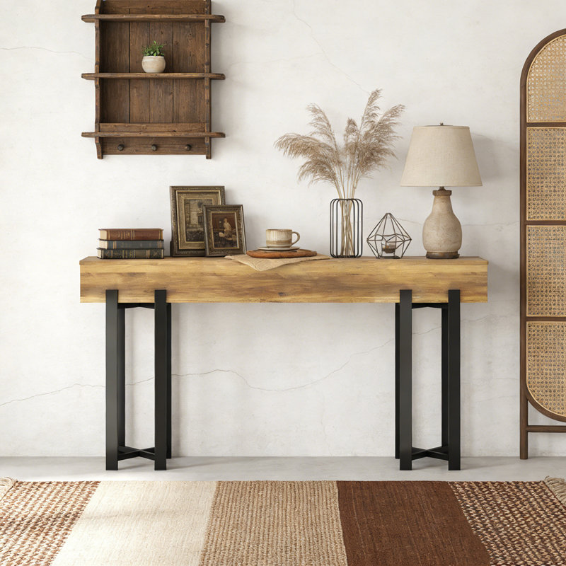 Console en bois avec canapé et couloir